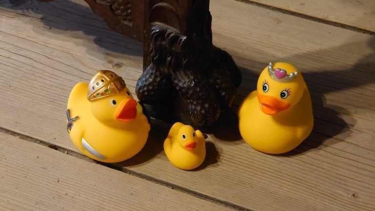 Diese entzückende Entenfamilie wartet nur darauf, alsbald von Kindern gefunden zu werden. 