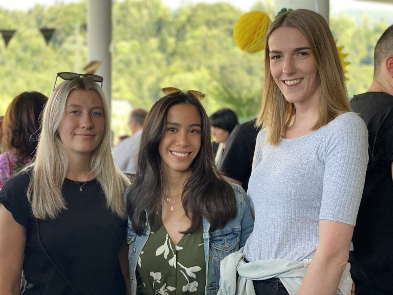 Karin Metzler (r.), Mirijam Khani und Sarah Raid genossen den Abend.