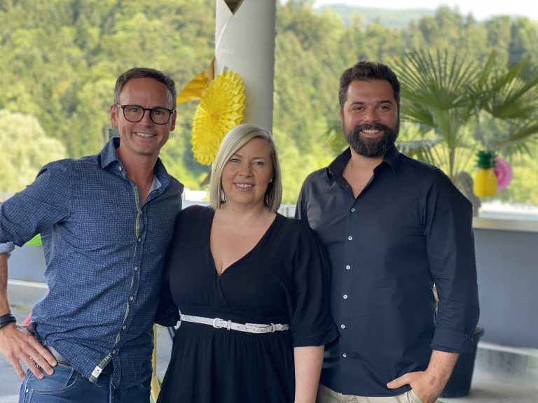 Benjamin Pilz (r.) mit Moderatoren Martin Veith und Sandra Tasek.