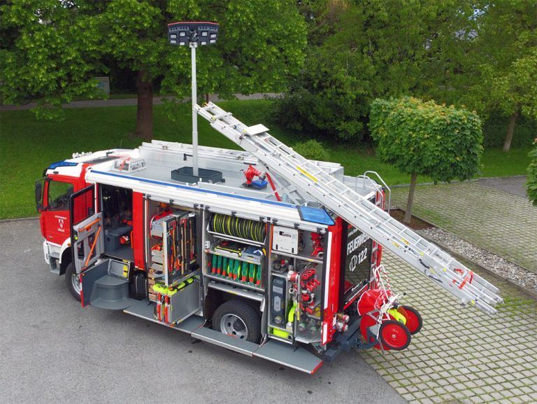 Die offizielle Bezeichnung des neues Feiuerwehraitos lautet: Rosenbauer at Advanced Technology Tanklöschfahrzeug BBG TLFA 4000 / Mercedes Benz Atego 1730 AF / 3860 / 4 x 4.