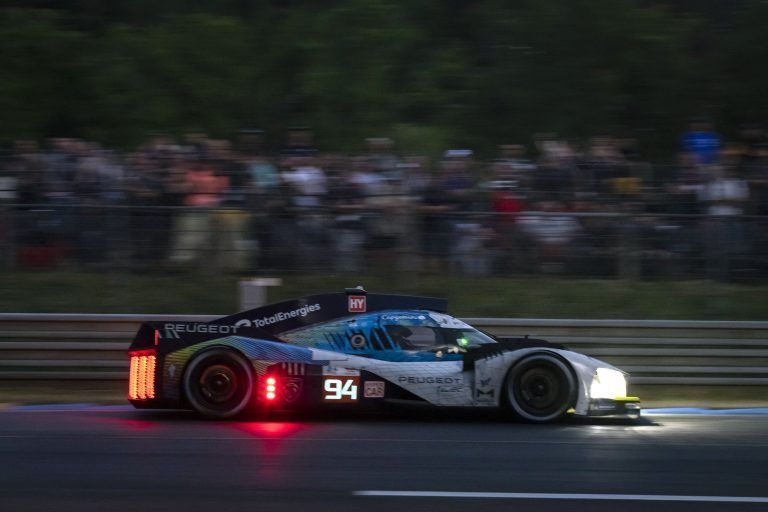 Das Peugeout-Auto mit den Fahrern Loic Duval, Gustavo Menezes und Nico Müller. <span class="copyright">ap</span>