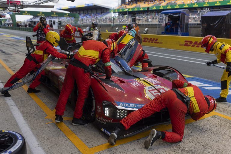 Die Mechaniker kümmern sich um das Siegerauto. <span class="copyright">ap</span>