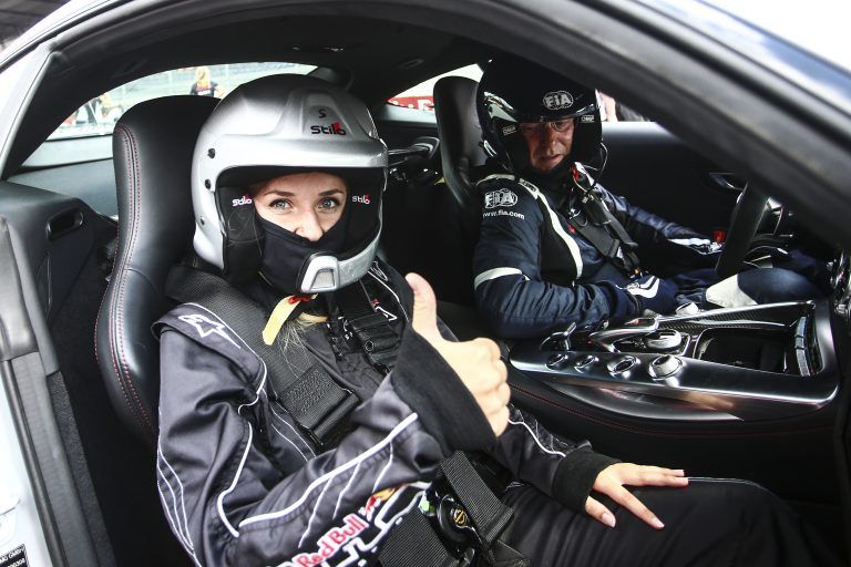 Bernd Mayländer und Co-Pilotin am Steuer des Safety Cars. <span class="copyright">GEPA</span>