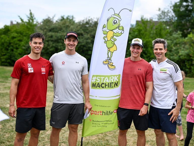 Lukas Feurstein, Alessandro Hämmerle und Luca Hämmerle mit Sporthilfe-Projektleiter Andreas Gradinger (r.). <span class="copyright">GEPA</span>