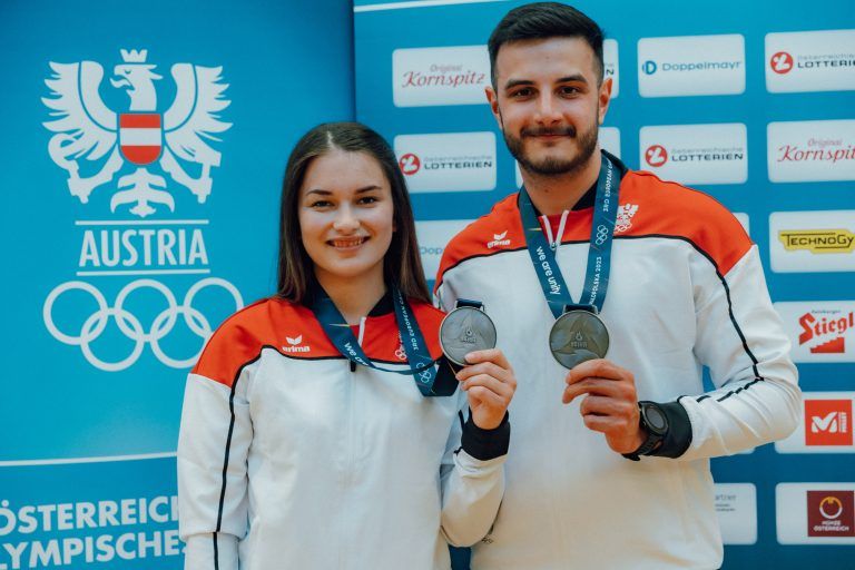 Sheileen Waibel und Andreas Thum mit der Silbermedaille. <span class="copyright">Gepa</span>