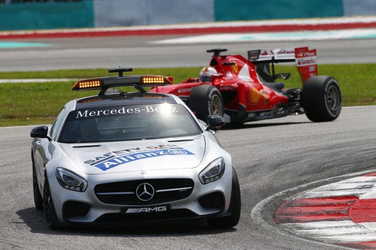 Bernd Mayländer beim Grand Prix Malaysia 2014 mit Landsmann Sebastian Vettel im Windschatten. <span class="copyright">GEPA</span>