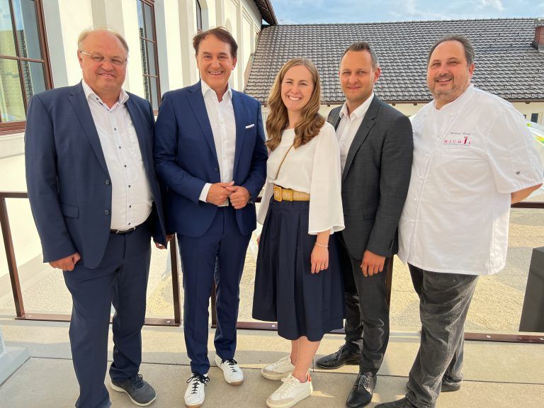 Gastgeber Bgm. Elmar Rhomberg mit Autor Roman Szeliga, Christina Metzler, Patrick Hold und Michael Erath. <span class="copyright">Franc</span>