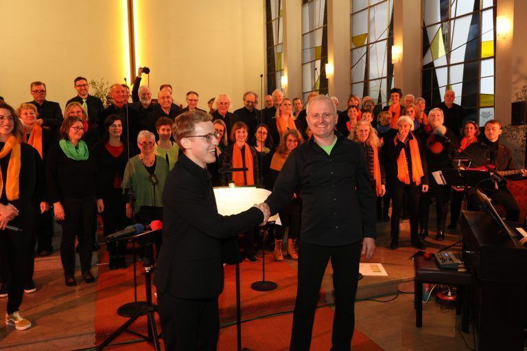 Die beiden Chorleiter Leo Summer und Fabio Lahass.