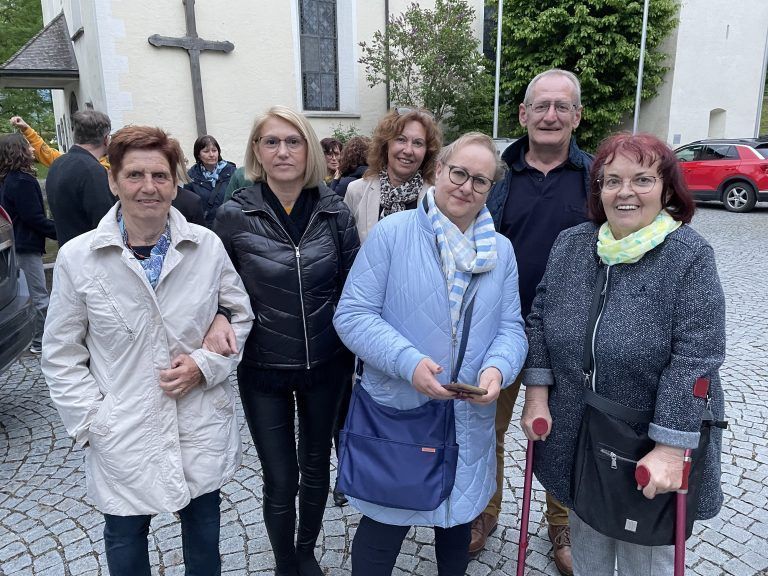 Eine gut gelaunte Gruppe von Konzertbesucherinnen und -besuchern.