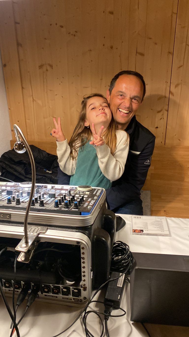 Vielleicht tritt Tochter Alba in seine Fußstapfen als DJ.