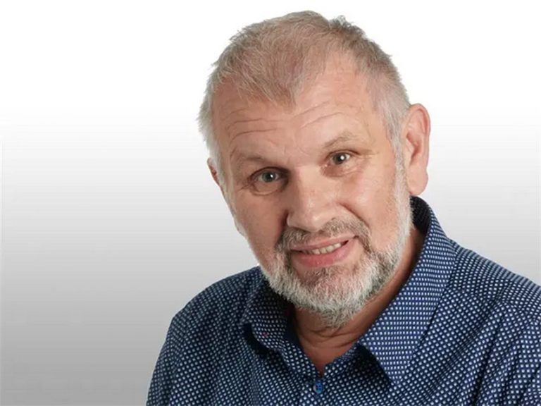 Umwelt-Gemeinderat Robert Hasler ist überzeugt vom modernen Abfallbehälter, der Ressourcen einspart und lediglich mit Sonnenenergie betrieben wird.