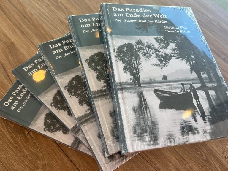 Der Büchertisch war prall gefüllt. 