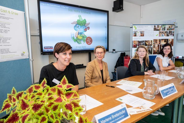 Luden zur Hörspiel-Präsentation: Marlene Brettenhofer (aks), Gesundheitslandesrätin Martina Rüscher, GF Frauke Kühn (Literaturhaus Vorarlberg) und Autorin Jenny Dietrich. <span class="copyright">serra</span>