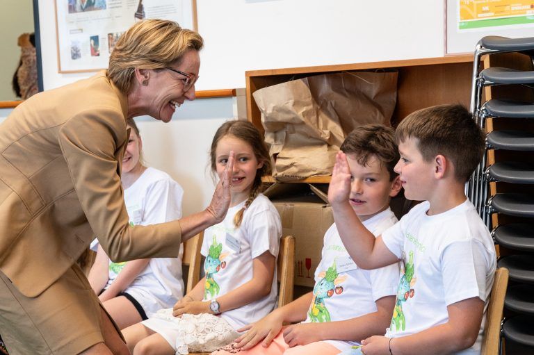 Landesrätin Martina Rüscher freut sich über das gelungene Projekt. <span class="copyright">serra</span>