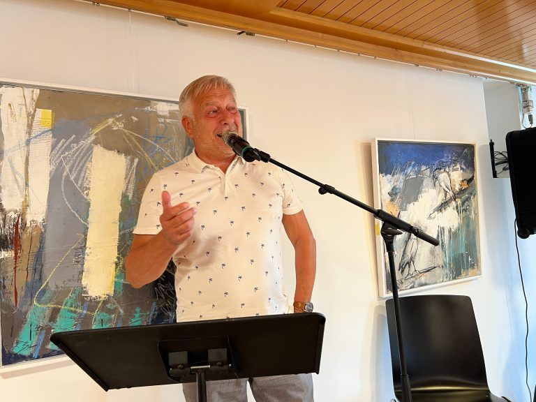 Humorvolle Vernissagerede von Conrad Amber.