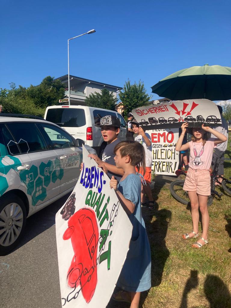 Nach dem Ende der Blockade zogen Blechlawinen an den Protestierenden vorbei. 