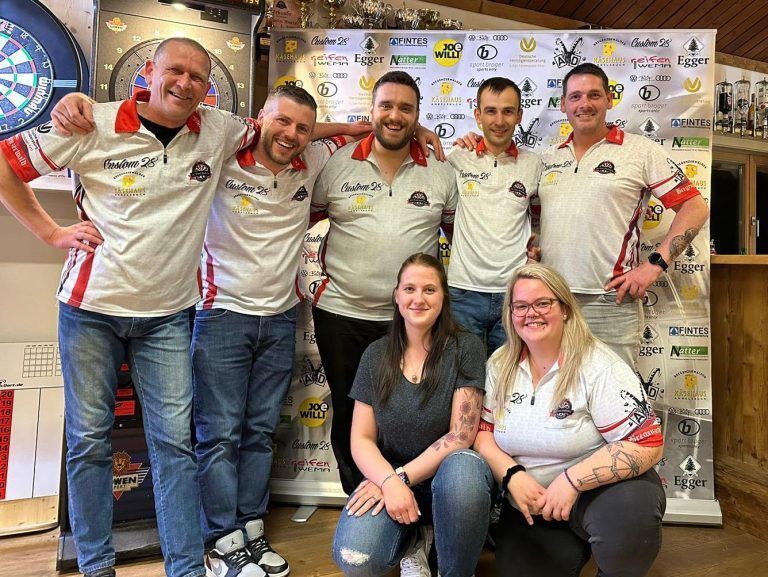 Martin Holzmann (Dritter von links) und die Dart Rebellen schafften vor Kurzem den Aufstieg in die Steel-Darts-Bundesliga. <span class="copyright">Holzmann</span>
