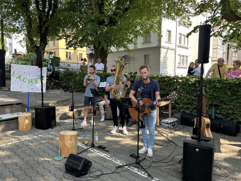 Die Band von Lehrer Magnus Lässer, Clay Nation, sorgte für die musikalische Unterhaltung an diesem stimmungsvollen Sommerabend.