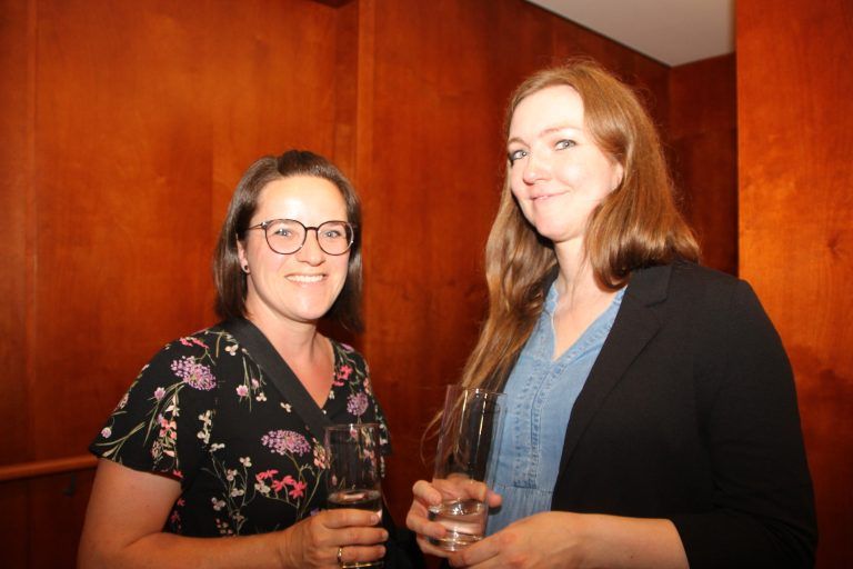 Auch Silvia und Nicole ließen sich den spannenden Vortrag nicht entgehen.