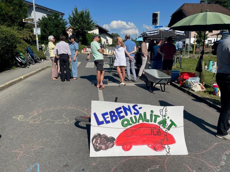 Bis 18 Uhr wurde der Schleichweg über die Letze an der Ampel in Tisis blockiert. <span class="copyright">VN-HE</span>