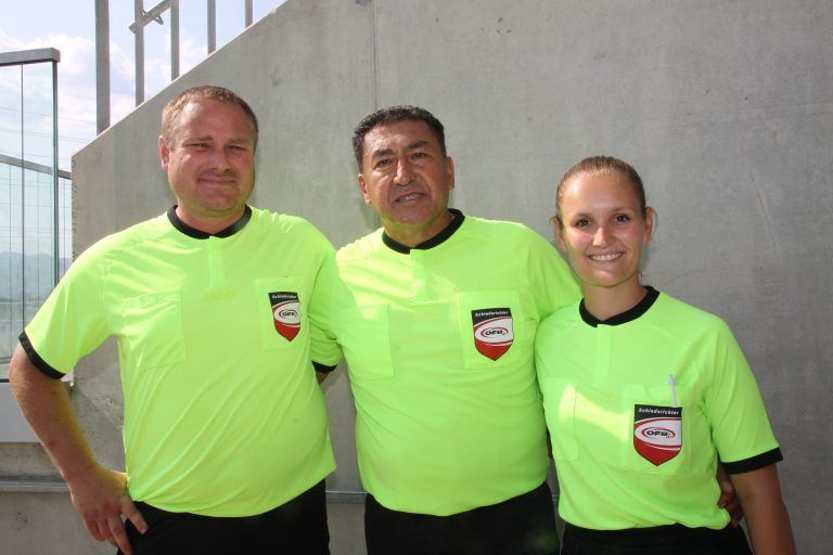 Das Schiedsrichtergespann Martin, Nussi und Eliane leitete das Legendenspiel.