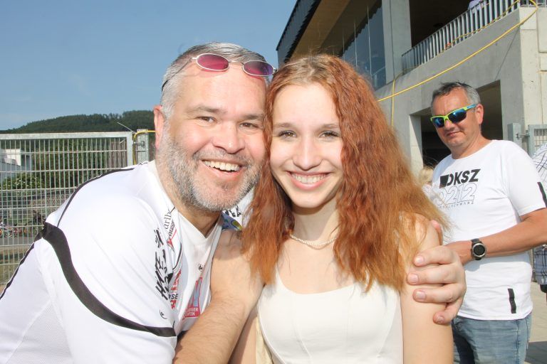 Auch Christof und Theresa feierten die Eröffnung der neuen Sportanlage.