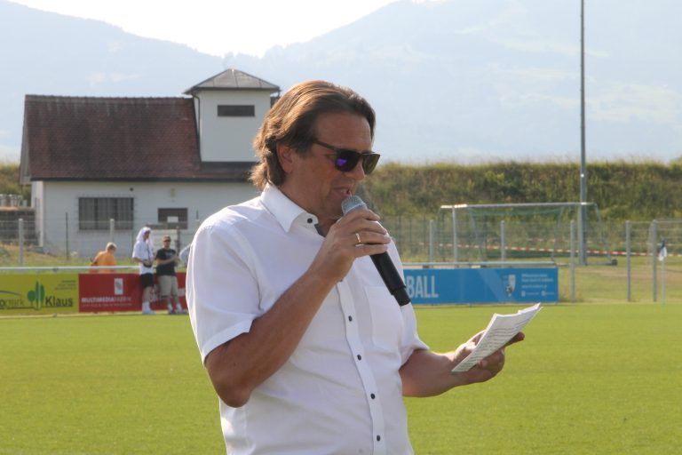 Bürgermeister Gerd Hölzl bedankte sich bei allen Beteiligten der neuen Sportanlage.