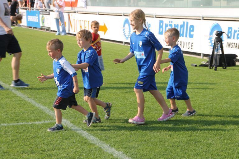 Die jüngsten Spieler in der neuen Sportanlage.