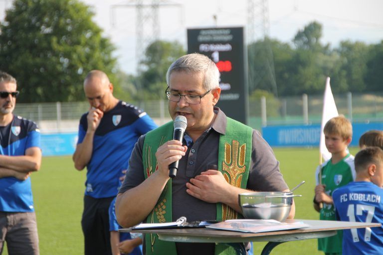 Pfarrer Romeo Pal segnete die neue Sportanlage.