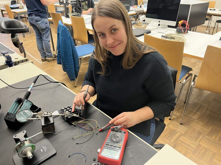 Das Telefon musste zuvor erst einmal vorbereitet werden. FLORINA WOHLWEND