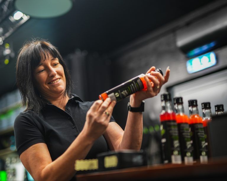 Melanie Schöch füllt alle Cocktails von Hand ab. <span class="copyright">rc</span>