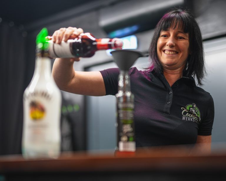 Melanie Schöch hat sich ihr Wissen rund um Cocktails selbst beigebracht. Es ist ihre große Leidenschaft. rc