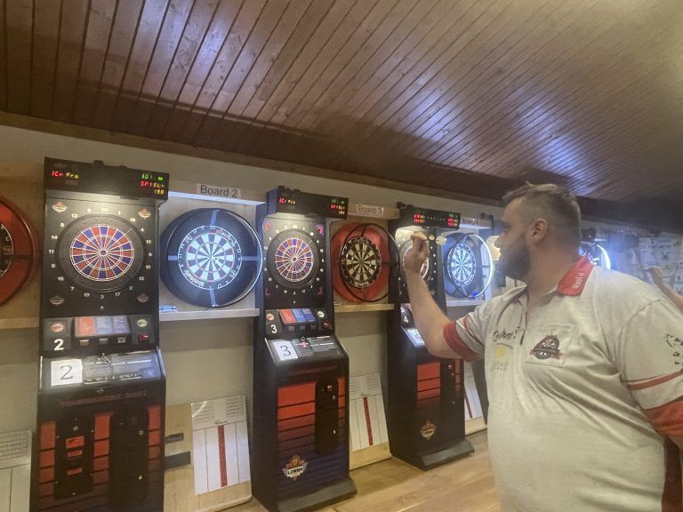 Beim Darts ist Konzentration gefragt.