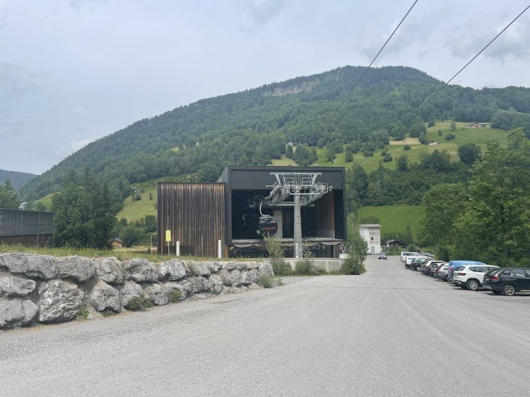 Die Mellaubahn führt zur Bergstation Rossstelle auf 1400 Meter. Bei der Talstation gibt es auch Parkmöglichkeiten.