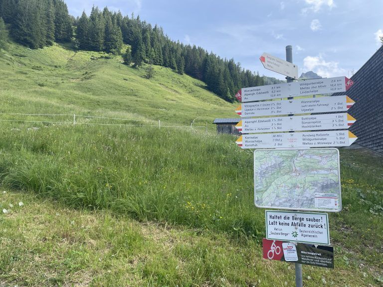 Viele Wege führen im Gebiet an verschiedene Ziele.