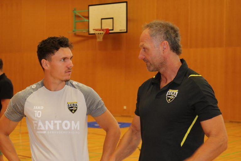 Dominik Reiter mit Altach-Sportdirektor Roland Kirchler. <span class="copyright">Natalie Scherer/Olympiazentrum Vorarlberg</span>