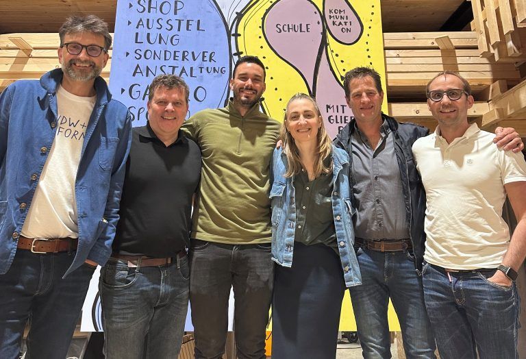 Geschäftsführer Cornell Hess mit dem neu gewählten Vorstandsteam. Rohrer