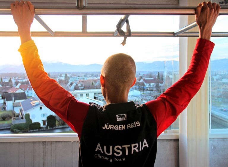 Jürgen Reis genießt den Ausblick über die Stadt Dornbirn. <span class="copyright">Andreas Winder</span>