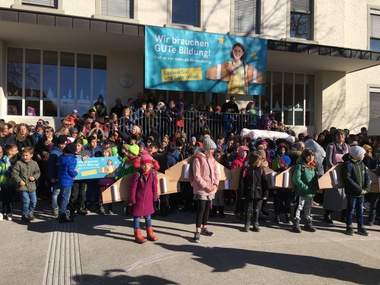 Protest gegen die Ziffernnote an der Volksschule Kirchdorf in Lustenau. Den wird es auch zum Schulschluss wieder geben. <span class="copyright">VOL/Mayer</span>
