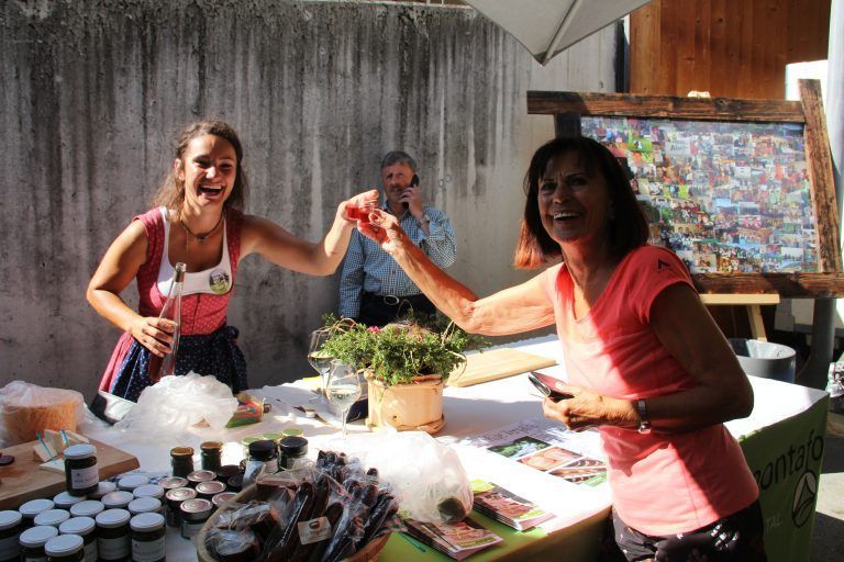 Regina Kriner und Marlene Rünzler stießen beim Anschnittfest mit einem Gläschen an.
