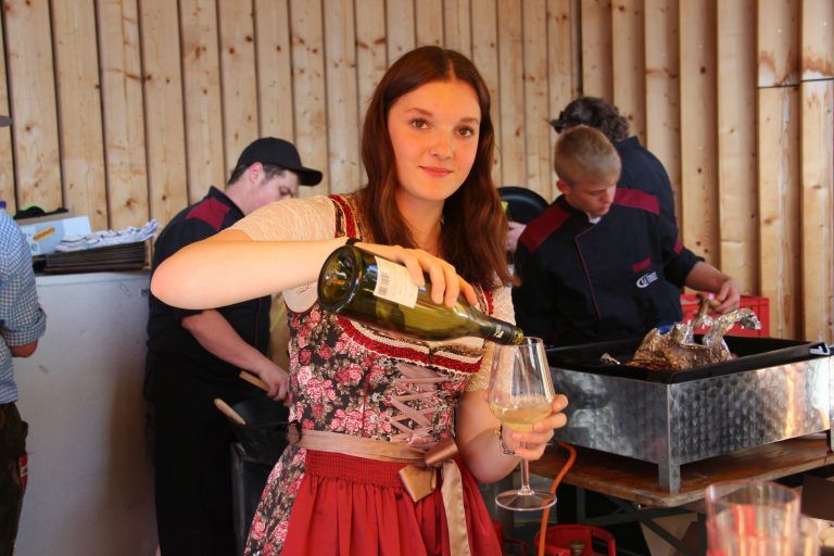 Isabella Fitsch von der Landjugend versorgte die Gäste gerne mit einem Gläschen Wein.