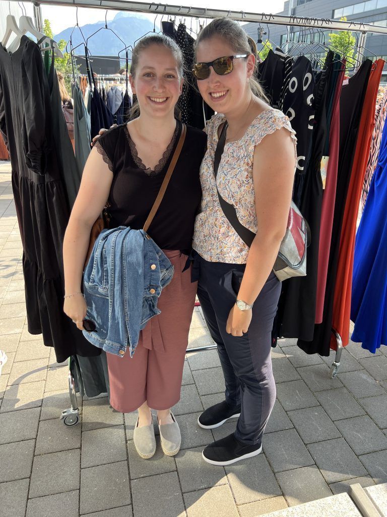 Am Kleiderstand: Stefanie Marte und Martina Waldhart.