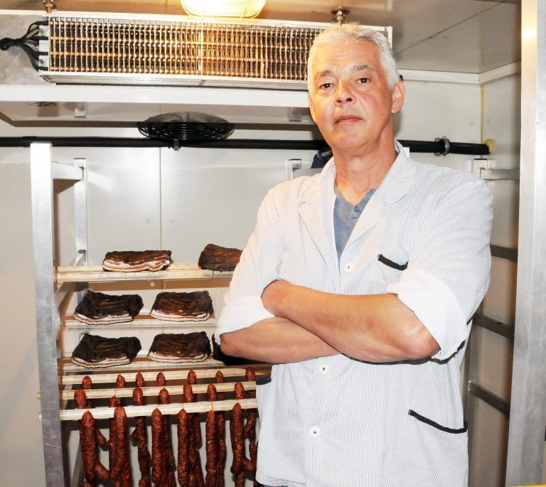 Metzgermeister Klaus-Peter Lutz in der Klimakammer, wo der Speck reift.