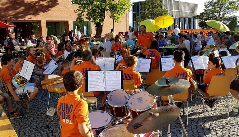 Jungmusikanten des Lochauer Musikvereins sorgen für stimmungsvolle Klänge auf dem Sommer-Grill-Fest.
