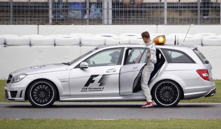 Michael Schumacher wird beim Grand Prix Deutschland 2012 am Hockenheimring vom Safety Car zurück in die Boxen chauffiert. <span class="copyright">AFP</span> 