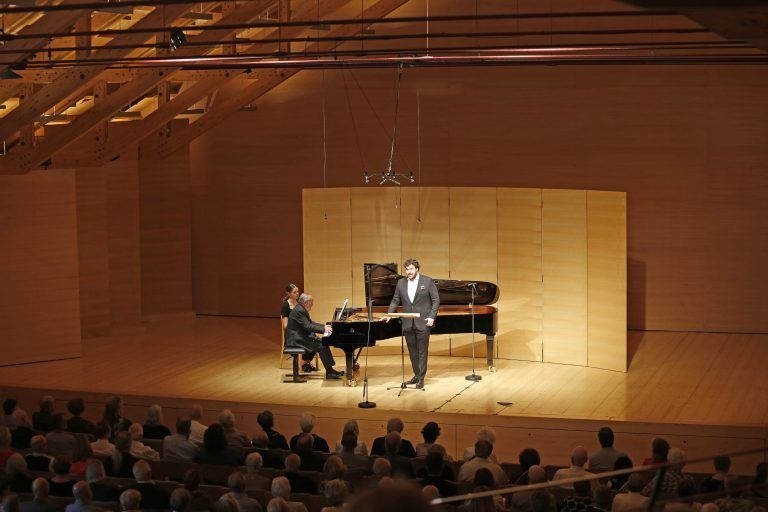 Helmut Deutsch begleitete am Klavier den Tenor Mauro Peter.