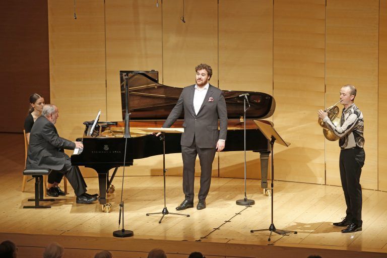 Tenor Mauro Peter brachte die Zuhörer beim unvermeidlichen „Veilchen“ zum Schmunzeln.