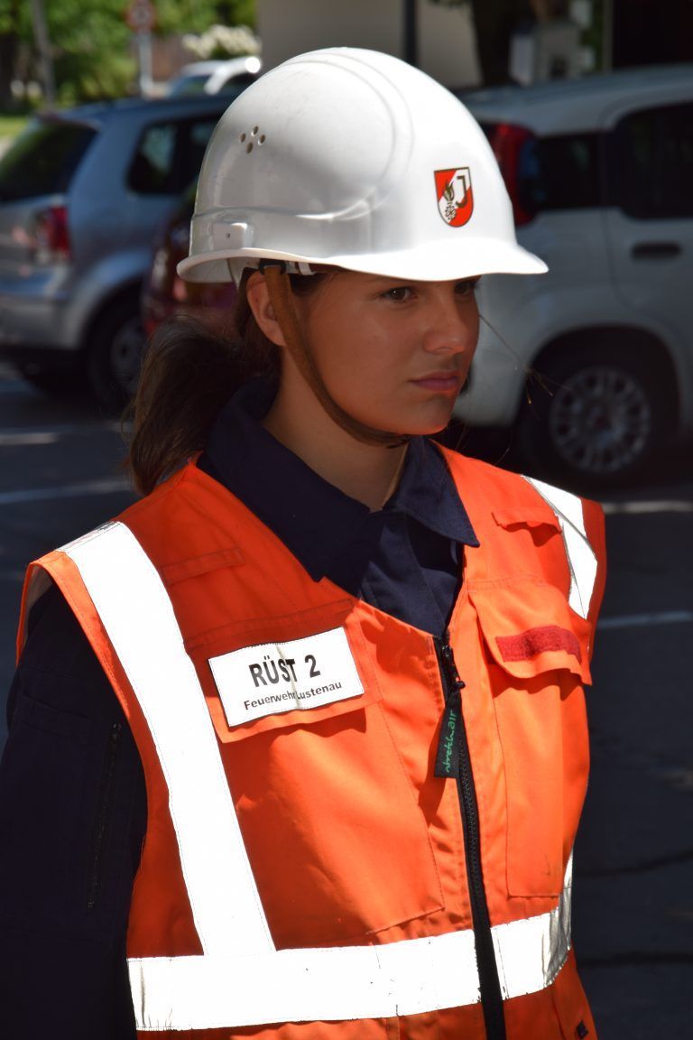 Bei Proben trägt Felicitas Helm und Uniform der Jungfeuerwehr.