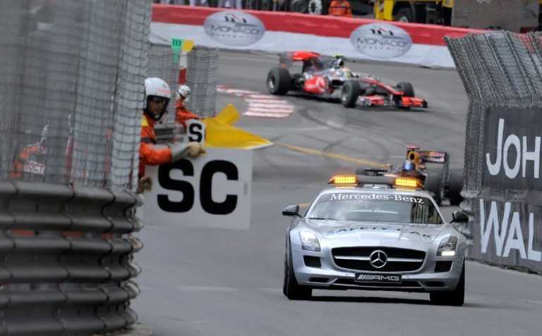 Achtung: Das Safety Car ist auf der Strecke. <span class="copyright">AFP</span>