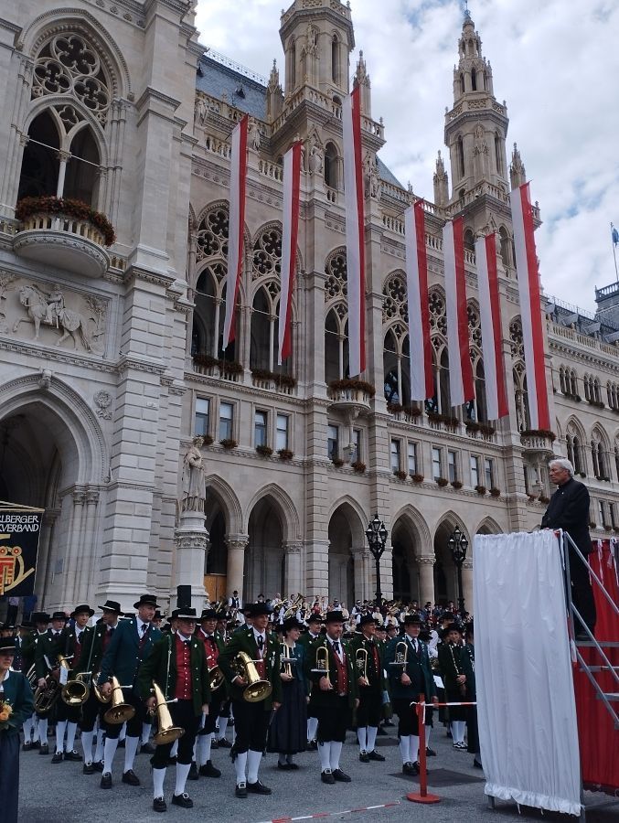 Hunderte begeisterte Zuhörer zückten ihre Handys in der Wiener Innenstadt bei so viel „Blasmusik in the City“.
